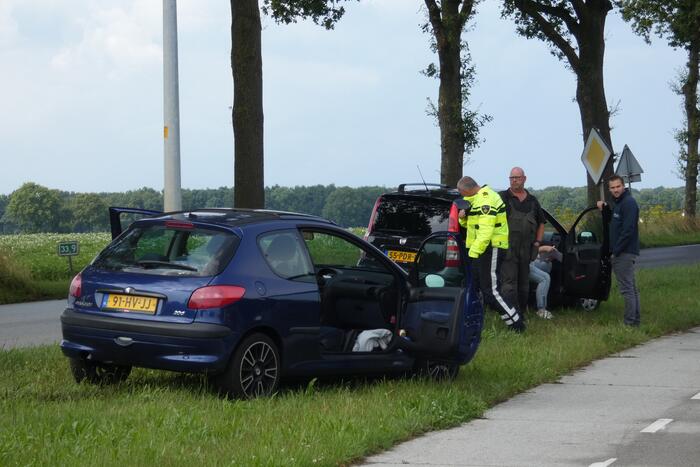Auto's botsen op kruising