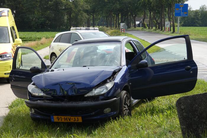 Auto's botsen op kruising