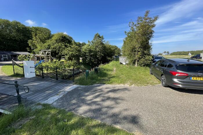 Auto belandt in de sloot bij aanrijding