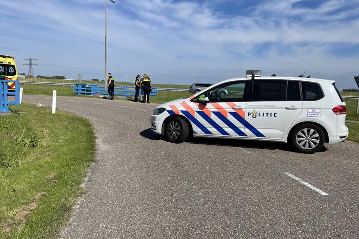 Auto belandt in de sloot bij aanrijding