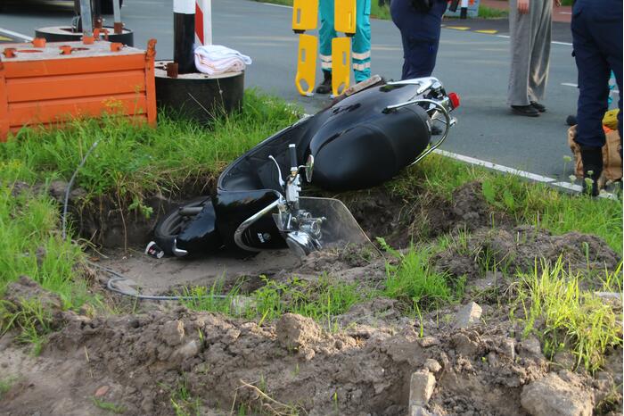Auto botst op scooter