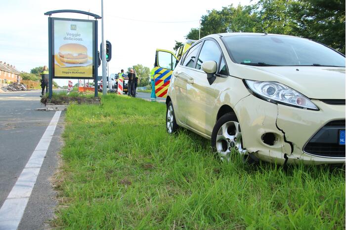 Auto botst op scooter