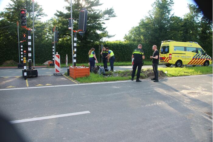 Auto botst op scooter