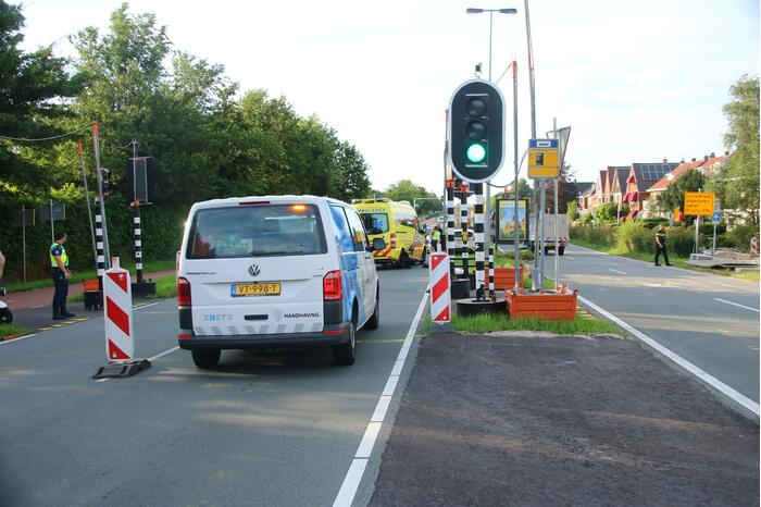 Auto botst op scooter