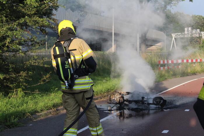 Scooter volledig uitgebrand op wegdek