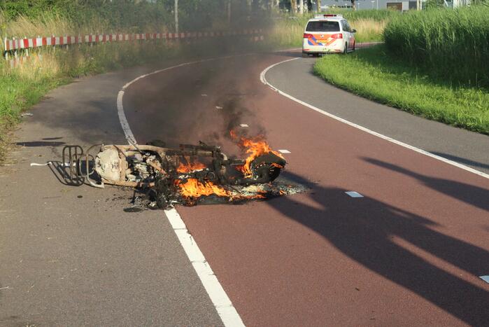 Scooter volledig uitgebrand op wegdek