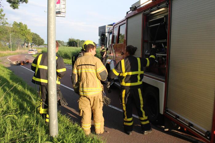 Scooter volledig uitgebrand op wegdek