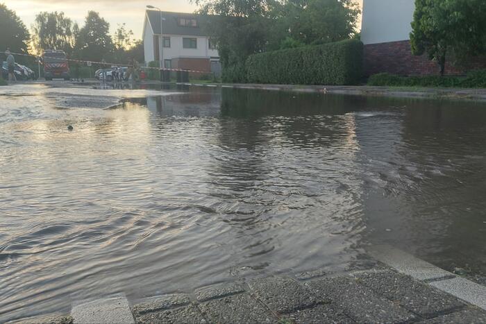 Straat blank door gesprongen waterleiding
