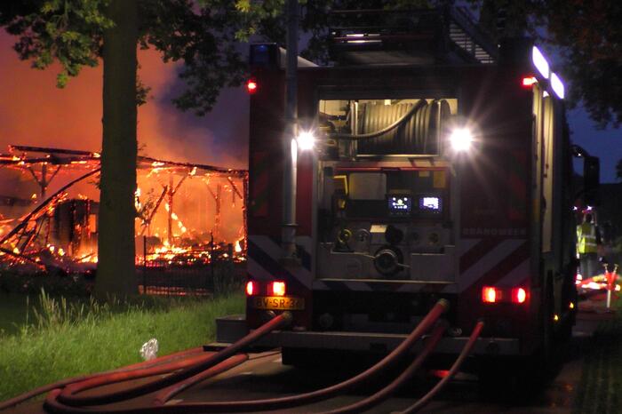 Vuurzee verwoest schuur volledig
