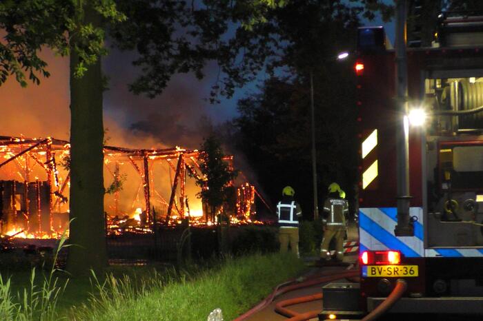 Vuurzee verwoest schuur volledig