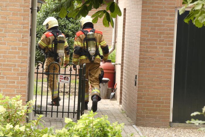 Brandweer haalt verbrande pizza uit oven