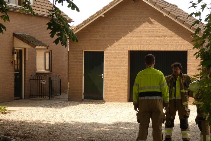 Brandweer haalt verbrande pizza uit oven