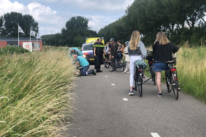 Fietser gaat onderuit bij inhaalactie