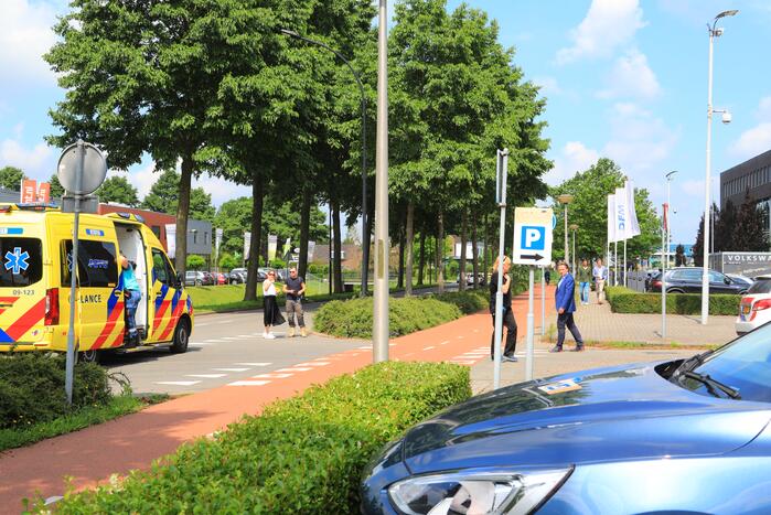 Jongen op step aangereden door afslaande auto