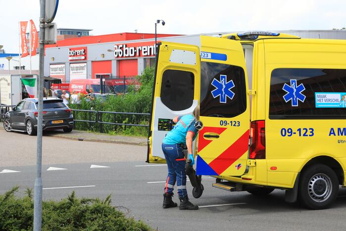 Jongen op step aangereden door afslaande auto