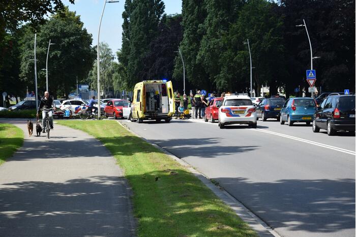 Fietser gewond bij aanrijding op rotonde