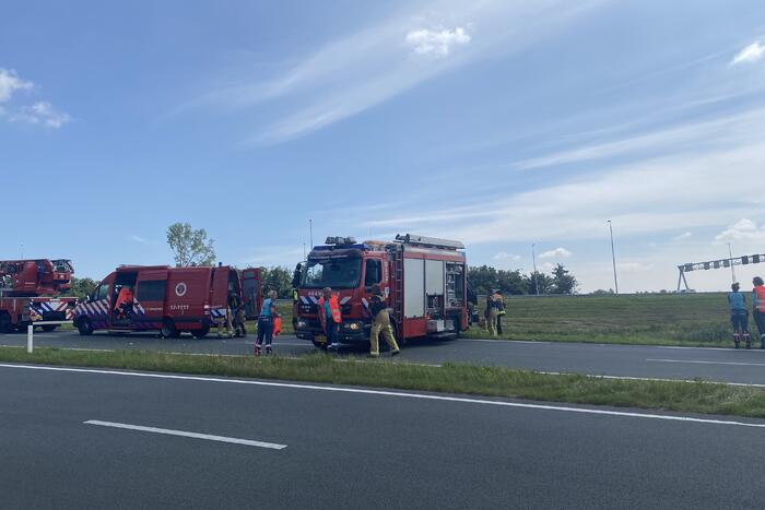 Auto belandt ondersteboven te water