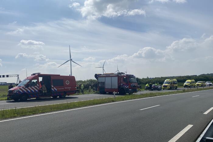Auto belandt ondersteboven te water