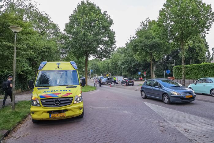 Man botst met auto op lantaarnpaal