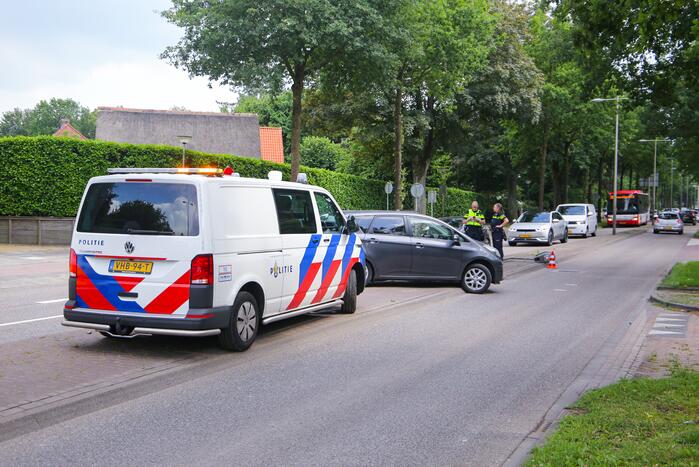 Man botst met auto op lantaarnpaal