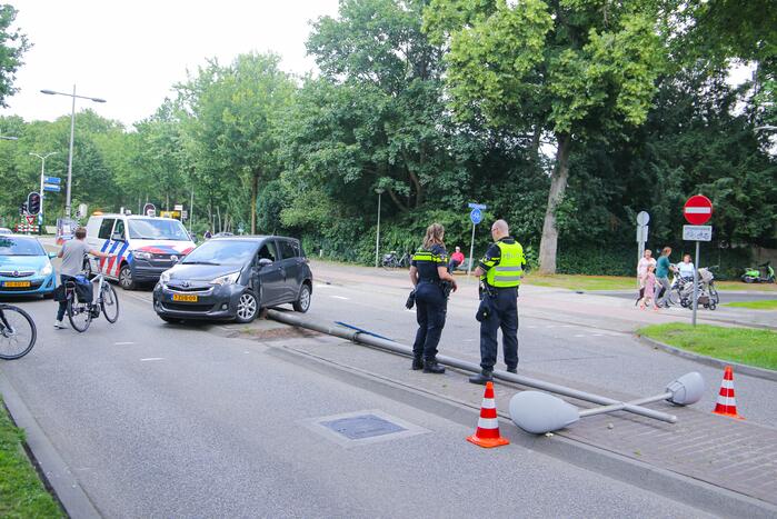 Man botst met auto op lantaarnpaal