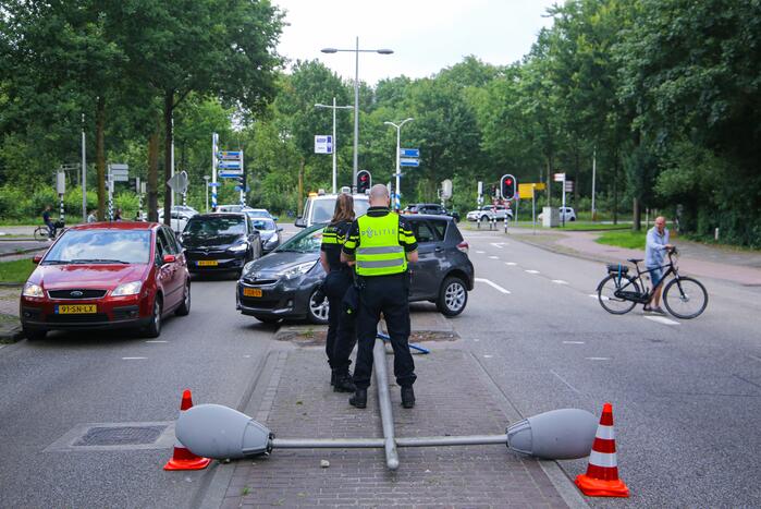 Man botst met auto op lantaarnpaal