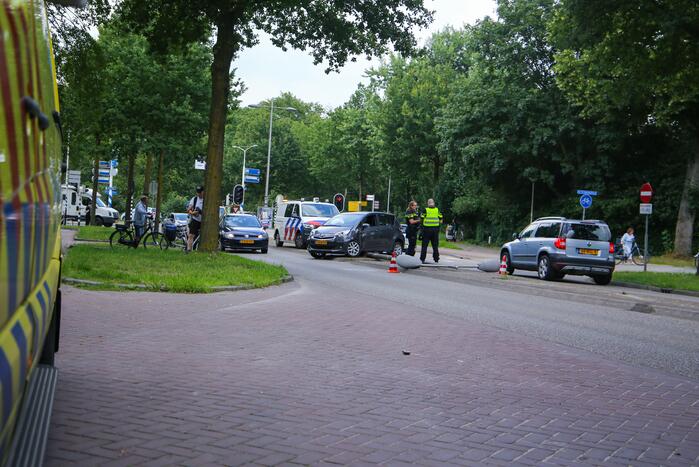Man botst met auto op lantaarnpaal