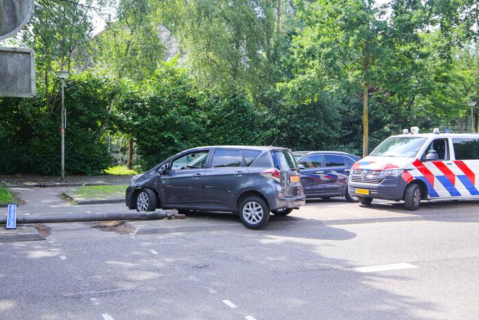 Man botst met auto op lantaarnpaal