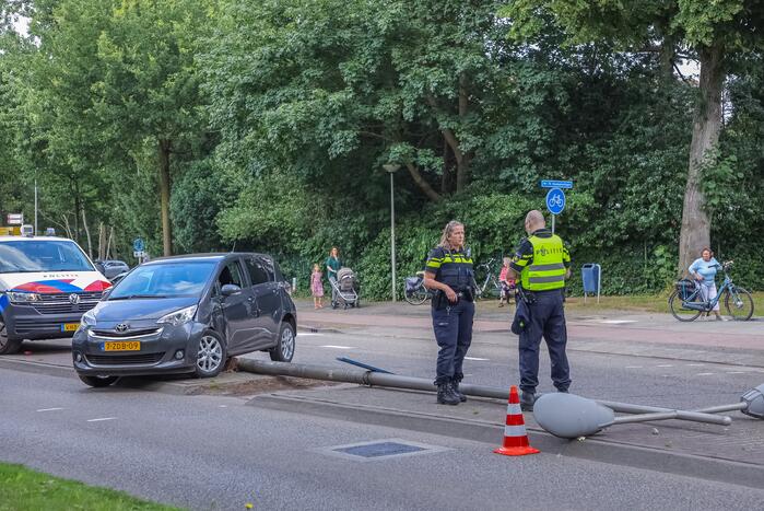 Man botst met auto op lantaarnpaal
