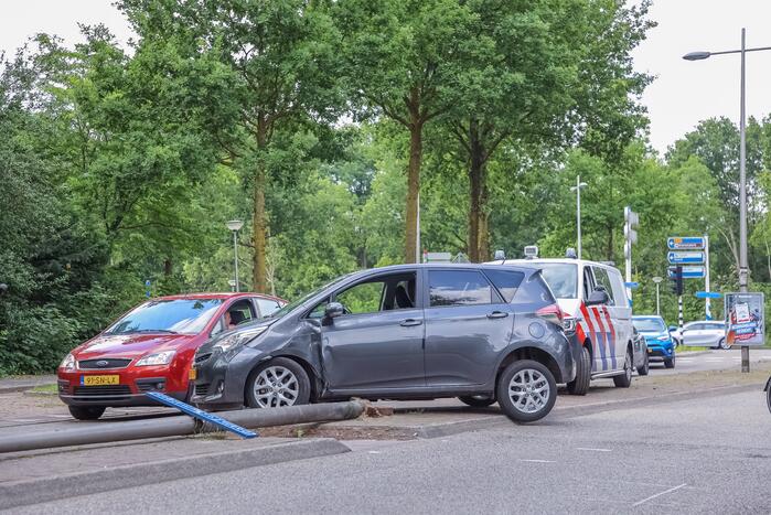 Man botst met auto op lantaarnpaal