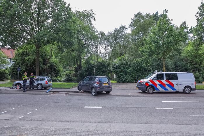 Man botst met auto op lantaarnpaal