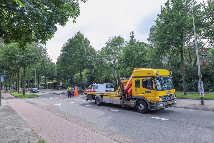 Man botst met auto op lantaarnpaal