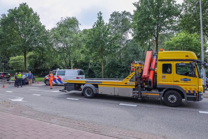 Man botst met auto op lantaarnpaal