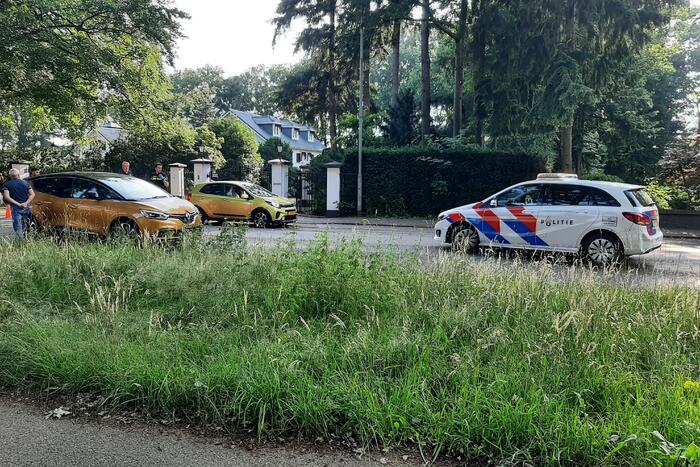 Personenwagen en bestelbus botsen op elkaar