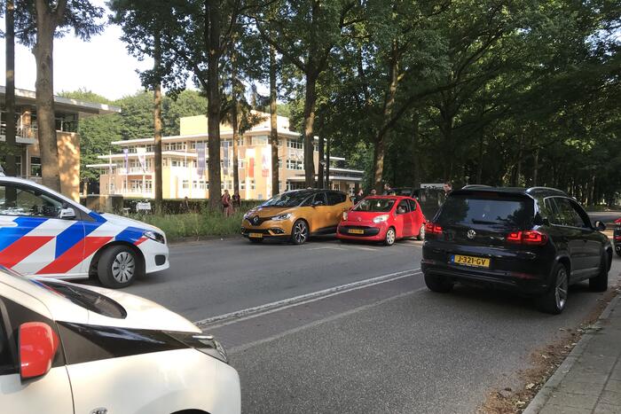 Personenwagen en bestelbus botsen op elkaar