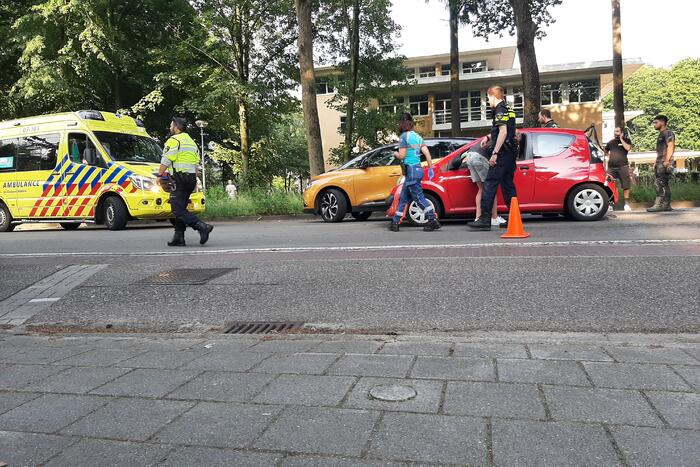 Personenwagen en bestelbus botsen op elkaar