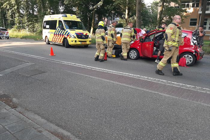 Personenwagen en bestelbus botsen op elkaar