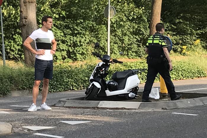 Aanrijding tussen personenauto en scooter
