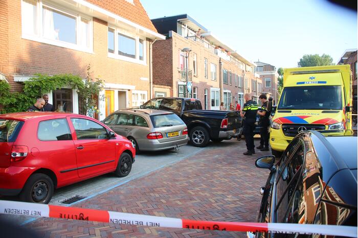 Pick-up crasht tegen geparkeerde auto's