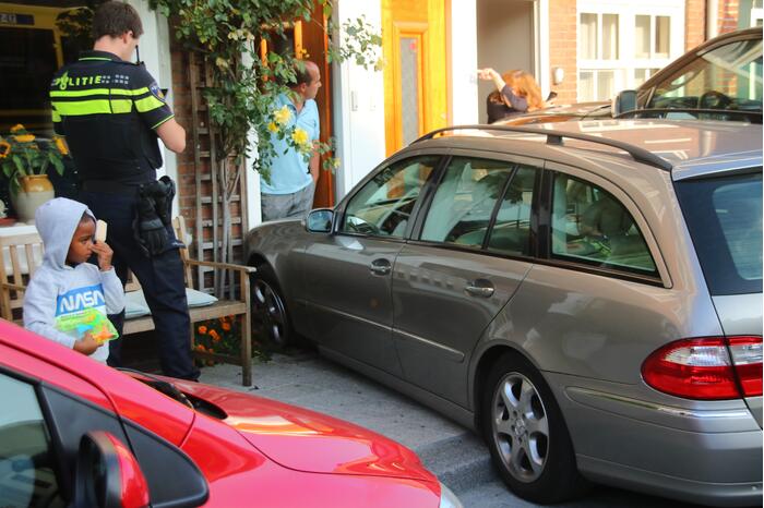 Pick-up crasht tegen geparkeerde auto's