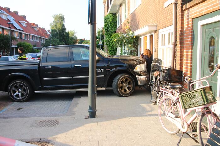Pick-up crasht tegen geparkeerde auto's