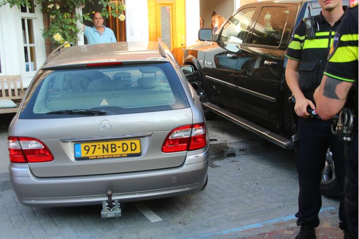 Pick-up crasht tegen geparkeerde auto's