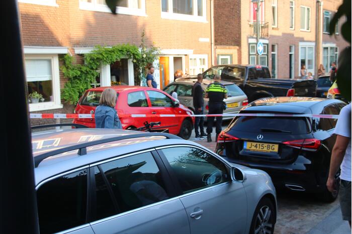 Pick-up crasht tegen geparkeerde auto's