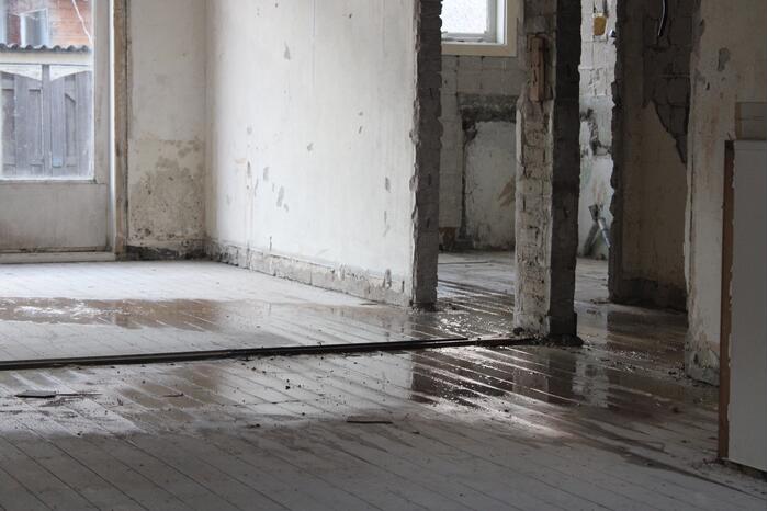 Flinke waterlekkage in leegstaand pand