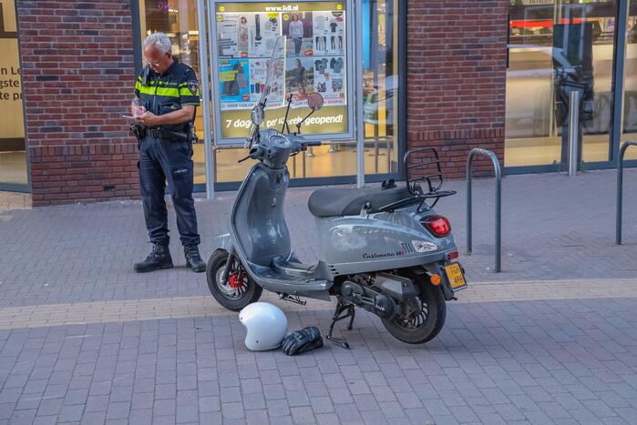 Fietsster gewond bij botsing met brommerrijder in winkelgebied