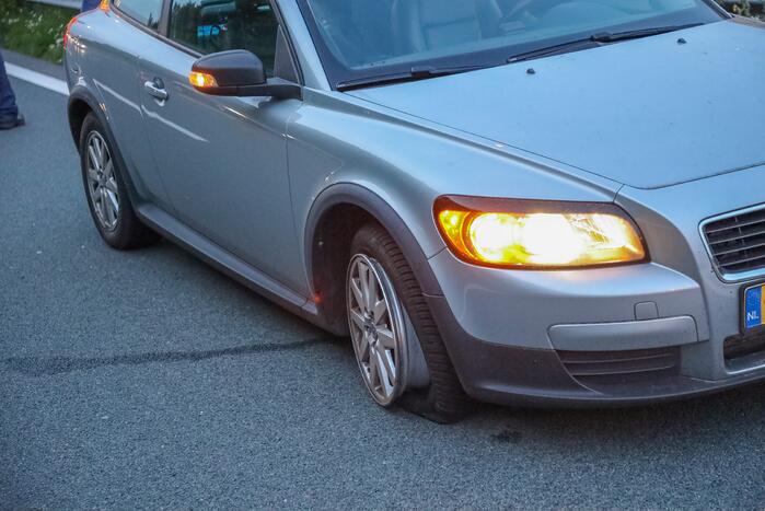 Meerdere auto's rijden banden lek op snelweg