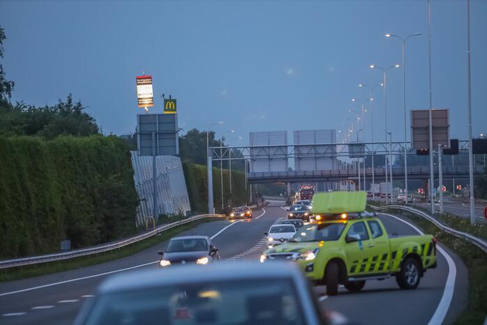 Meerdere auto's rijden banden lek op snelweg