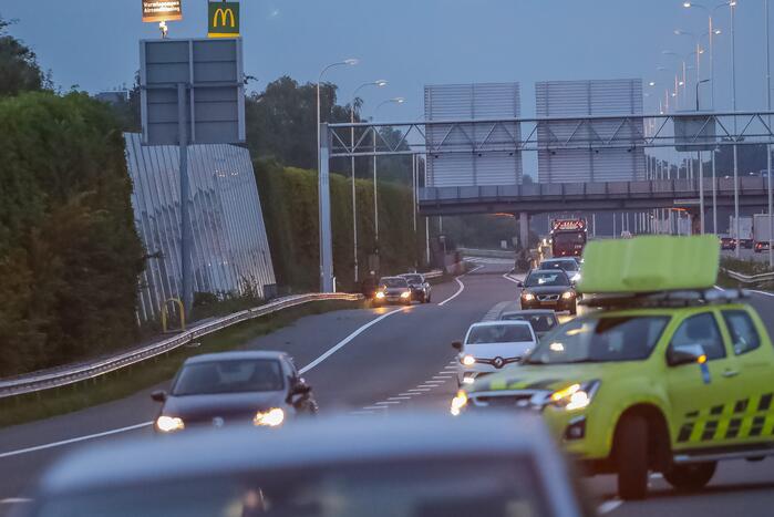 Meerdere auto's rijden banden lek op snelweg