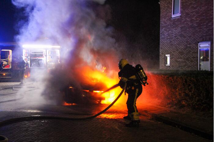 Vlammen sloegen uit geparkeerde auto