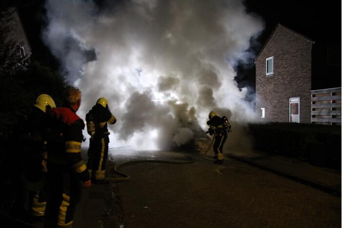 Vlammen sloegen uit geparkeerde auto